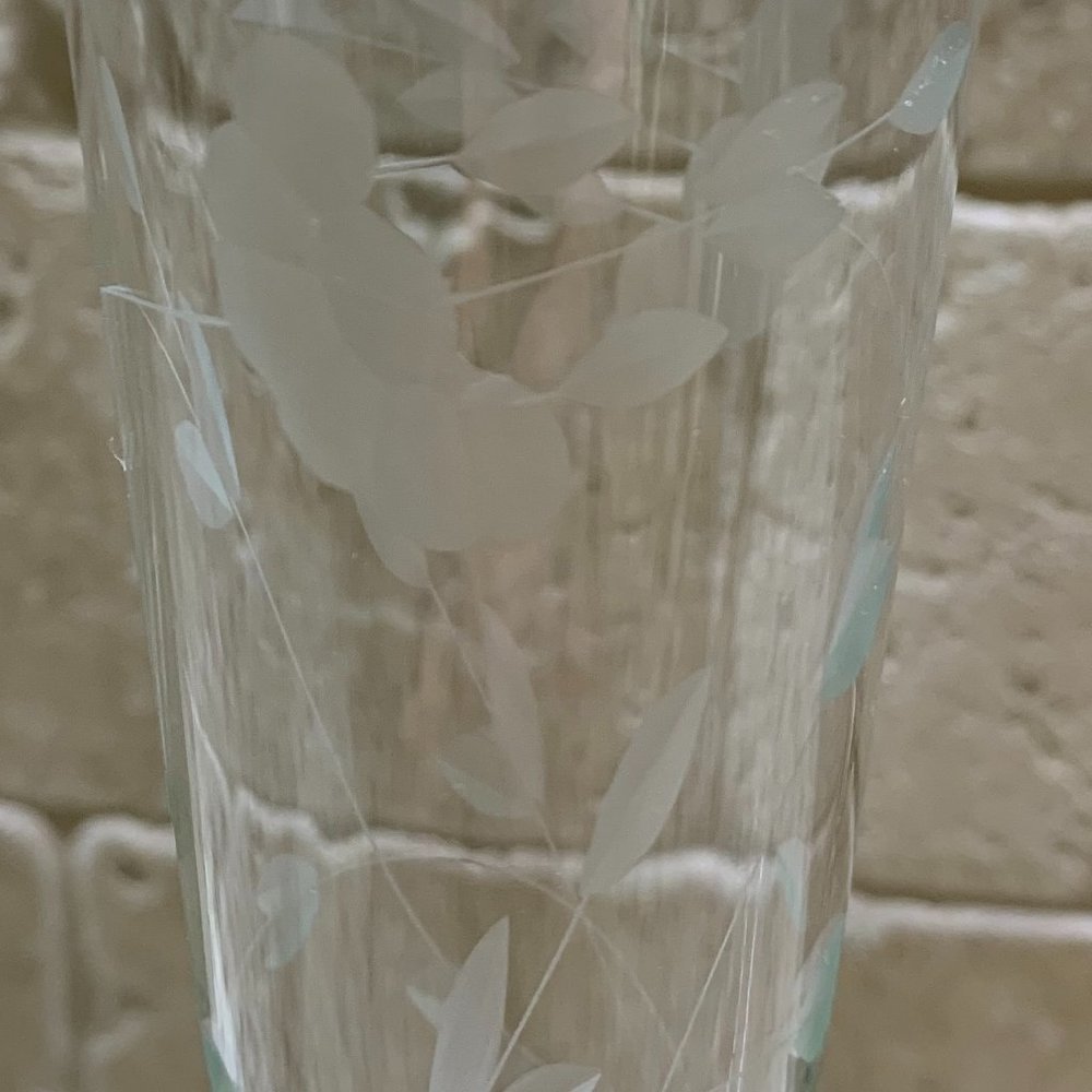 Vintage Bud Vase: Princess House "Heritage" with ruffled edging - Picture 2 of 3
